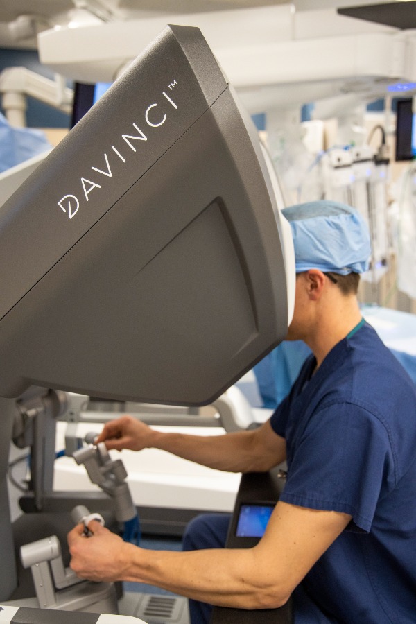 daVinci Surgical System with surgeon operator.